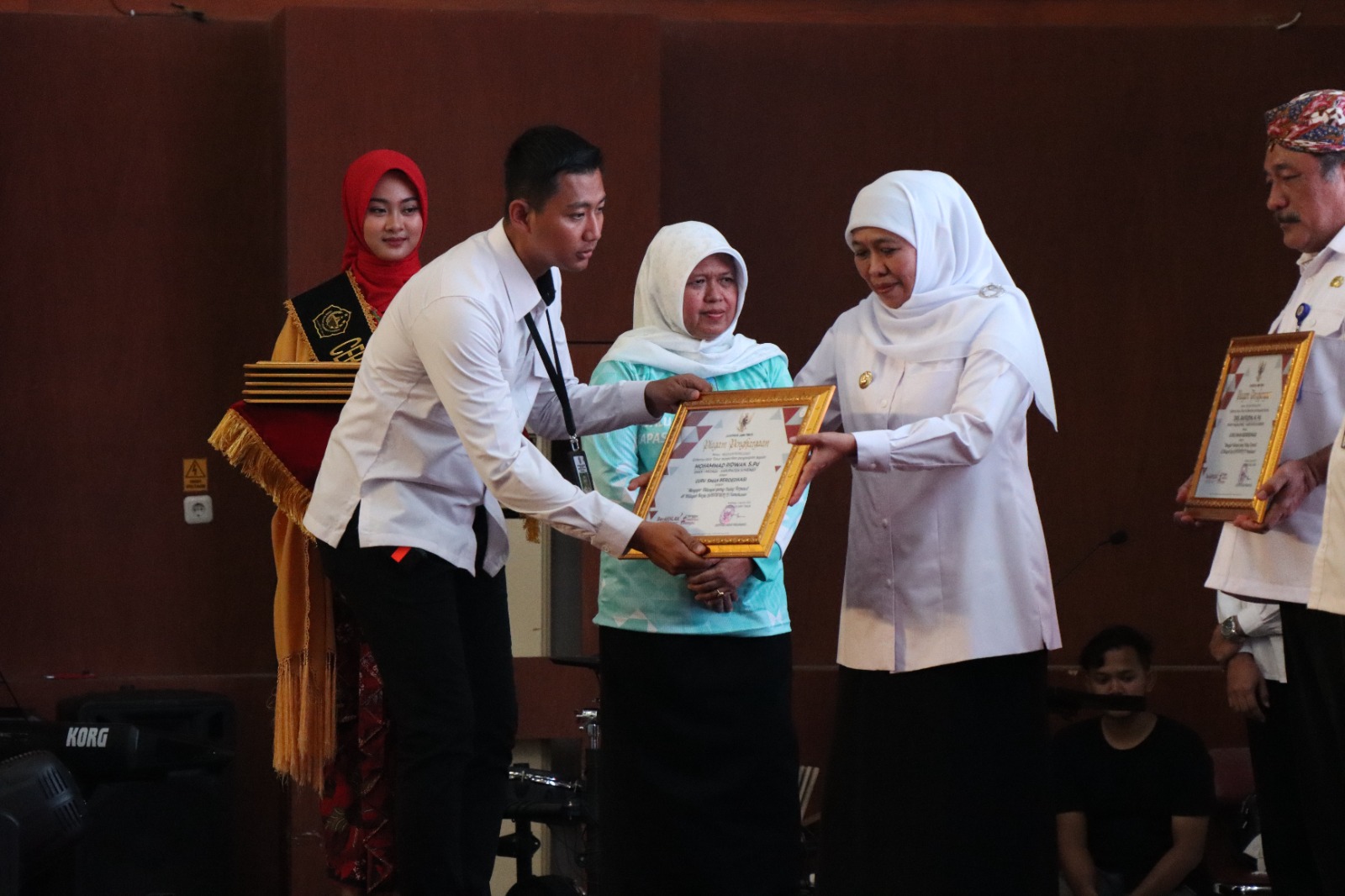 APRESIATIF: Gubernur Jawa Timur Khofifah Indar Parawansa didampingi Kepala Bakorwil IV Pamekasan Sufi Agustini ketika menyerahkan piagam penghargaan kepada ASN dalam acara Sapa ASN