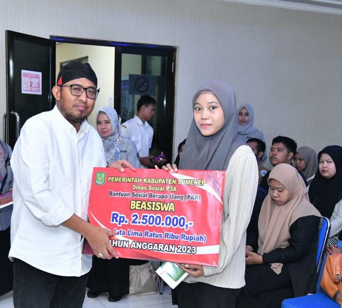 PEDULI: Bupati Sumenep Achmad Fauzi Wongsojudo memberikan bantuan beasiswa kepada seorang mahasiswa. (PROKOPIM SUMENEP UNTUK JPRM)