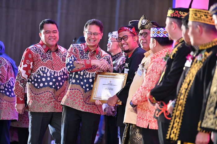 BERPRESTASI: Bupati Sumenep Achmad Fauzi Wongsojudo (pakai odeng merah) menerima penghargaan kabupaten/kota bebas frambusia dari Menkes Budi Gunadi Sadikin (dua dari kiri).