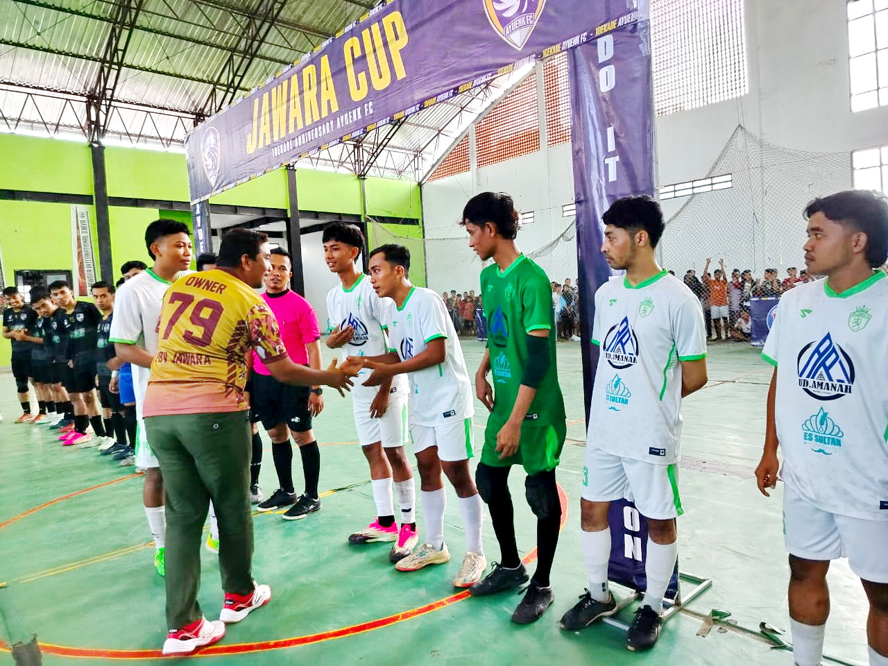 SUPPORT: Owner CV Jawara Marsuto Alfianto bersalaman dengan para finalis Jawara Cup Jumat (29/12). (LAILIYATUN NURIYAH/JPRM)