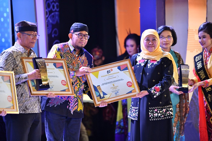 MEMBANGGAKAN: Bupati Sumenep Achmad Fauzi Wongsojudo (dua dari kiri) menerima penghargaan Jatim Bangkit Awards 2023 dari Gubernur Jatim Khofifah Indar Parawansa. (PROKOPIM SUMENEP UNTUK JPRM)