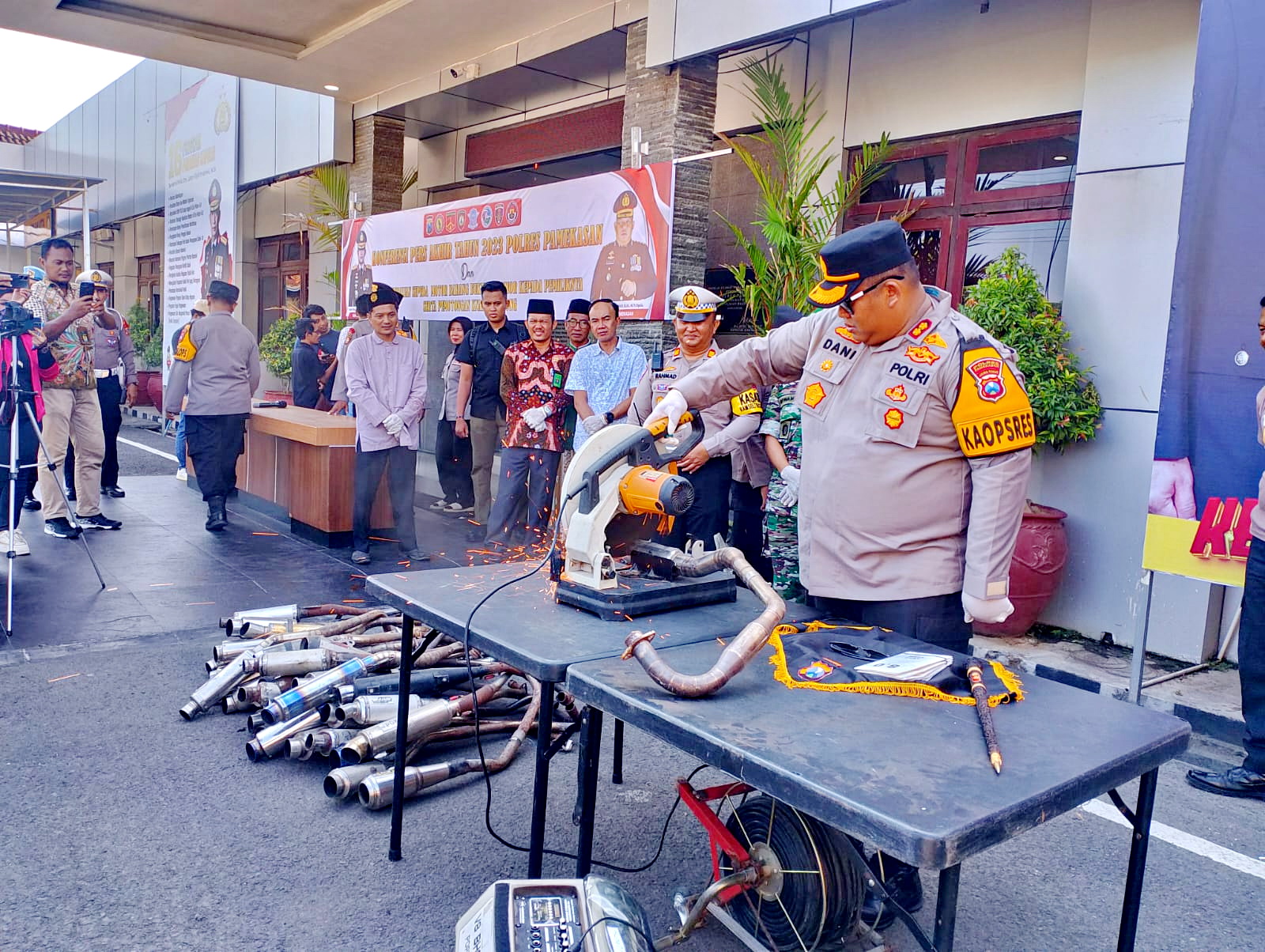 MERESAHKAN MASYARAKAT: Kapolres Pamekasan AKBP Jazuli Dani Iriawan memotong knalpot bodong di halaman mapolres, Jumat (29/12). (UBAIDILLAHIR RA&rsquo;IE/JPRM)