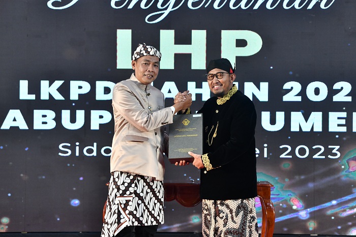 PENUH PRESTASI: Bupati Sumenep Achmad Fauzi Wongsojudo (kanan) menerima penghargaan opini WTP atas hasil pelaporan keuangan Pemkab Sumenep tahun 2022 dari BPK RI. (PROKOPIM SUMENEP UNTUK JPRM)