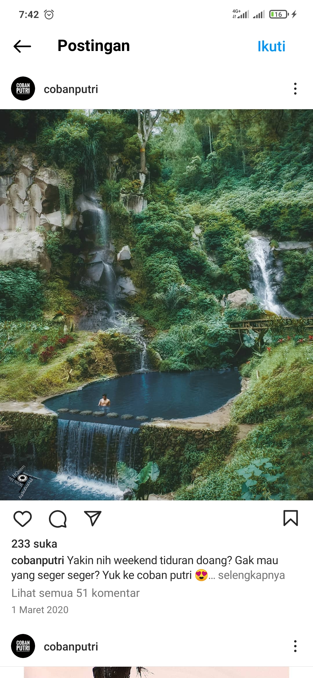 Pengunjung menikmati kesegaran air terjun Coban Putri di Malang