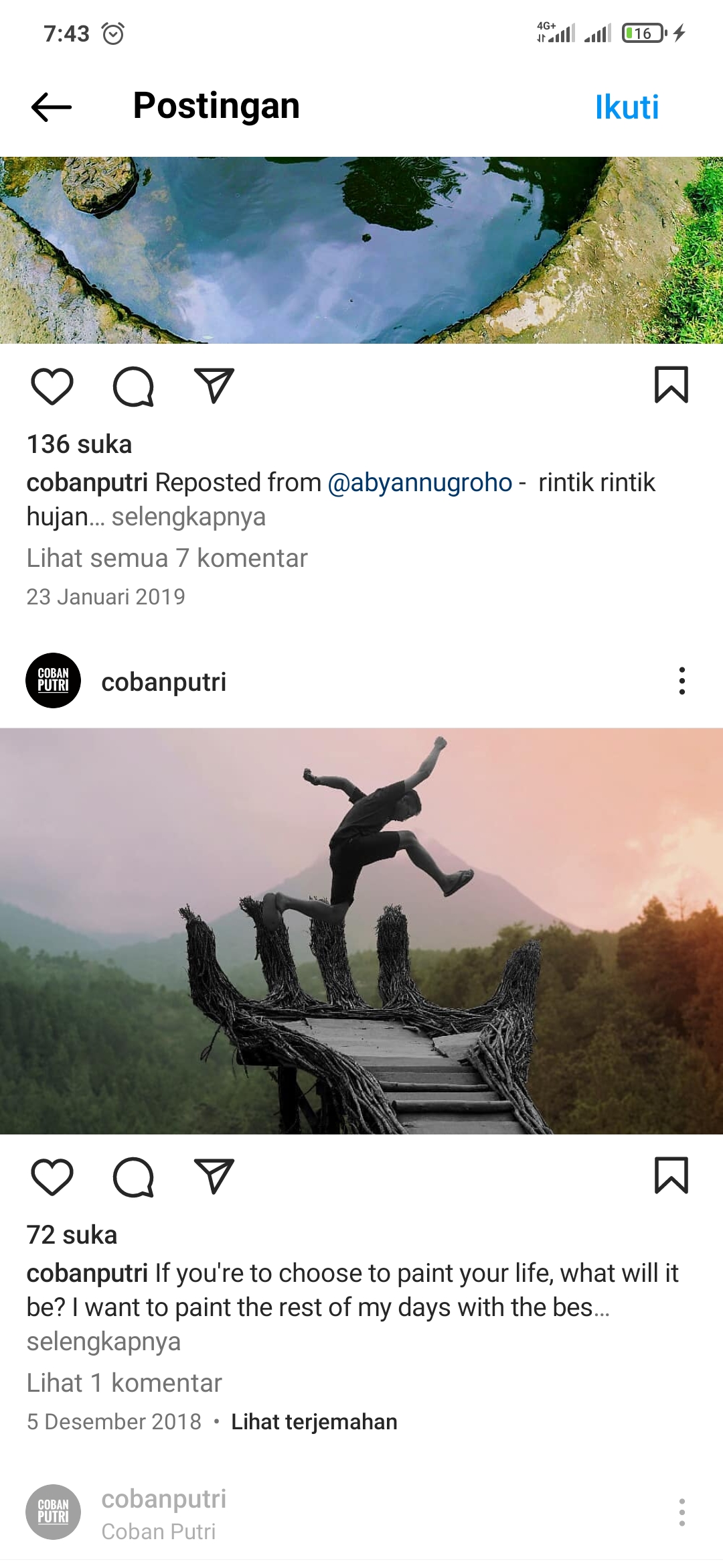 Pengujung mengabadikan momen saat berkunjung ke Coban Putri di Malang.