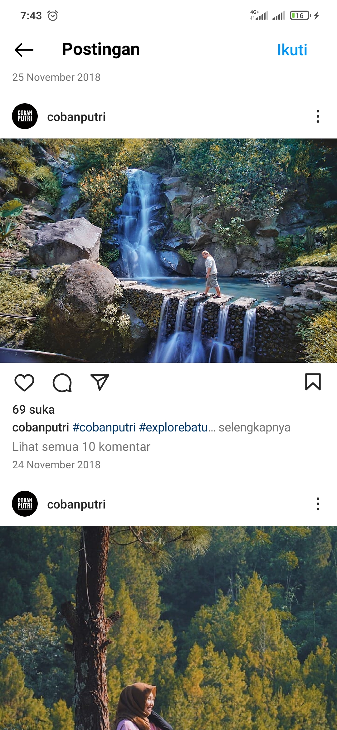 Seorang wisatawan asing sedang menikmati keindahan air terjun Coban Putri.