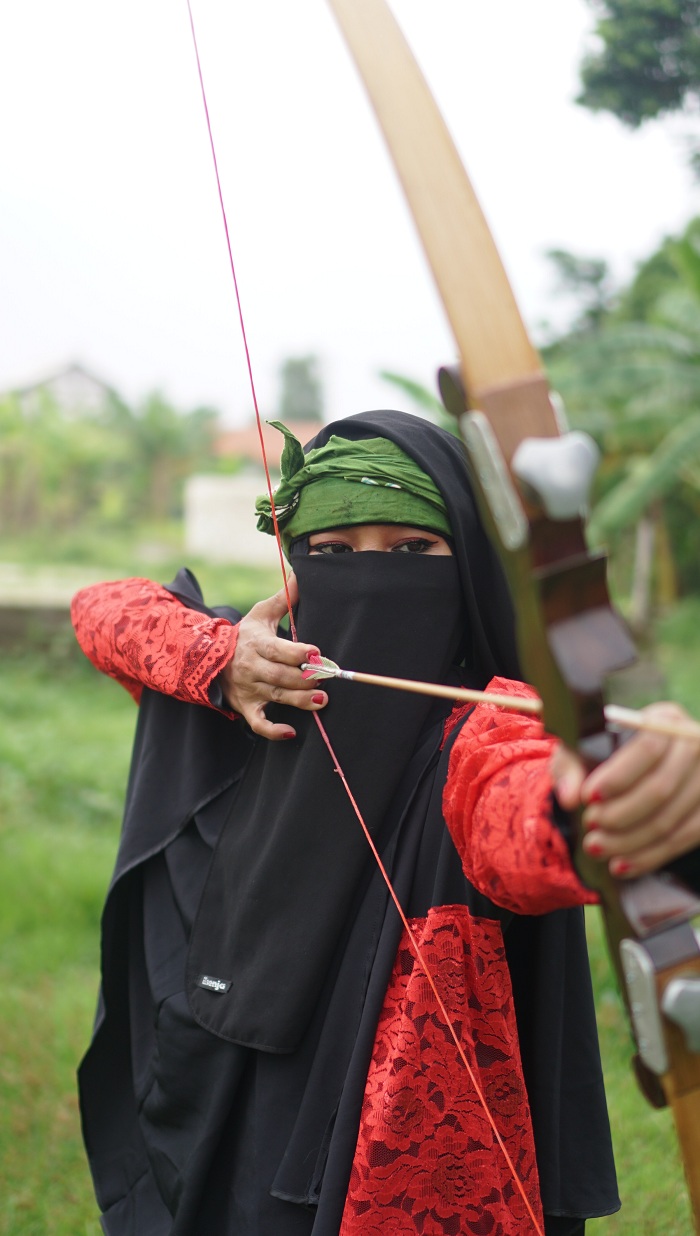 UNIK: R. Ayu Riska Fenditia Ningrum menggunakan ikat batik di kepalanya saat latihan jemparingan di Bangkalan, Kamis (13/12).