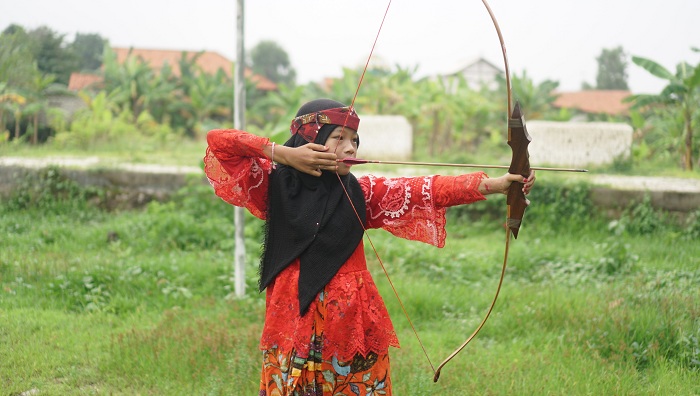 ANGGUN: Racha Hurun&rsquo;iin Malya Muhammad menggunakan baju adat untuk remaja, Kamis (13/12).
