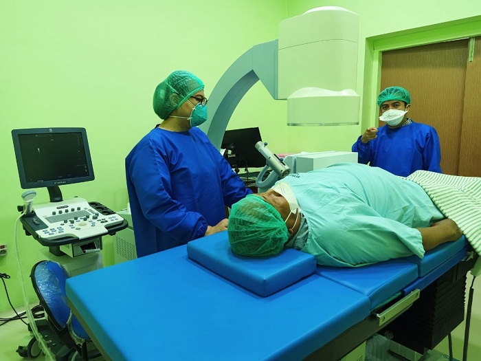 BERKEMBANG: Pasien sedang melakukan pemeriksaan di extracorporeal shock wave lithotripsy (ESWL) RSUD Smart Pamekasan Sabtu (30/12). (MOH. JUNAIDI/JPRM)