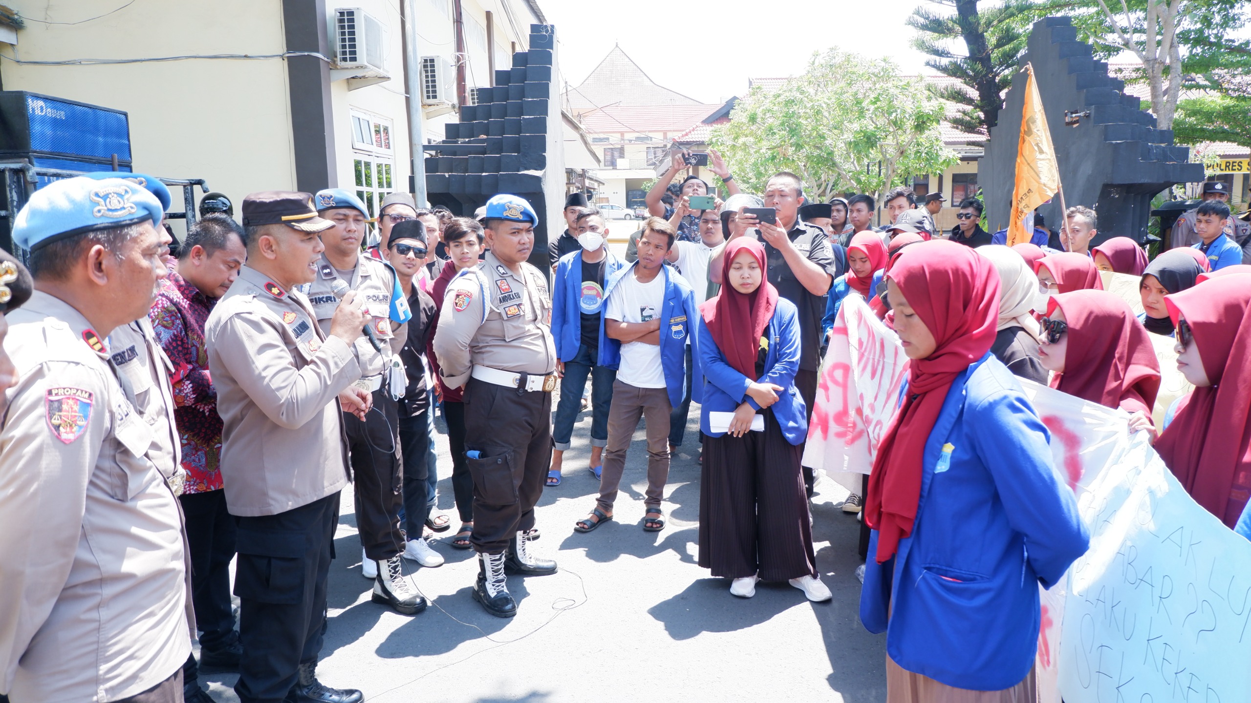 TEMUI PENDEMO: Wakapolres Sampang Kompol Jalaludin memberikan statement di hadapan massa aksi, Jumat (29/12). (MOH. IQBAL AFGANI/JPRM)