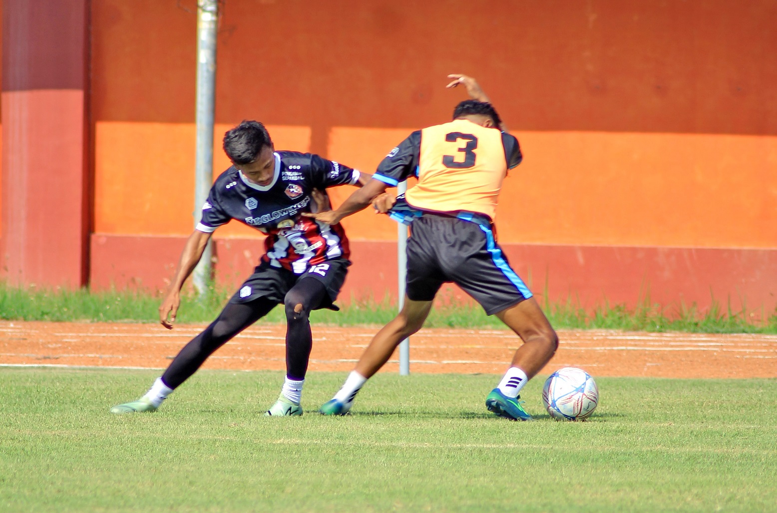 BEREBUT BOLA: Dua pemain Persepam Pamekasan saling berebut bola dalam latihan di Stadion Gelora Madura Ratu Pamelingan Jumat (29/12). (PERSEPAM UNTUK JPRM)