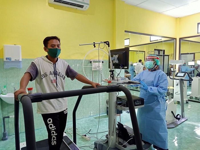 SEHAT: Pasien berada di layanan rehabilitasi medik RSUD Smart Pamekasan Sabtu (30/12). (MOH. JUNAIDI/JPRM)