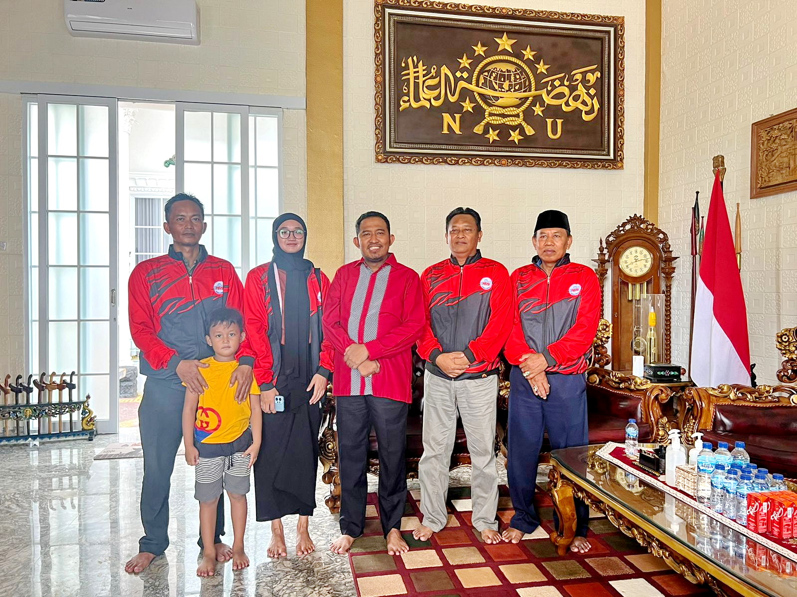 MEMBANGGAKAN: Nabila, atlet voli Sumenep (dua dari kiri) saat dipanggil Bupati Achmad Fauzi Wongsojudo (tengah) di kediamannya di Desa Torbang, Kecamatan Batuan, Jumat (23/12). (PBVSI UNTUK JPRM)