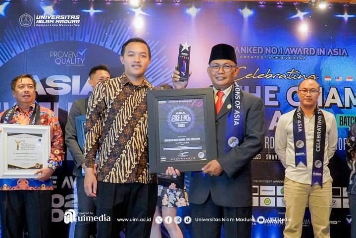 BERPRESTASI: Rektor UIM Ahmad menerima piagam penghargaan Asia Excellence Education and Educator Winner Choice beberapa waktu lalu. (FOTO-FOTO UIM UNTUK JPRM)