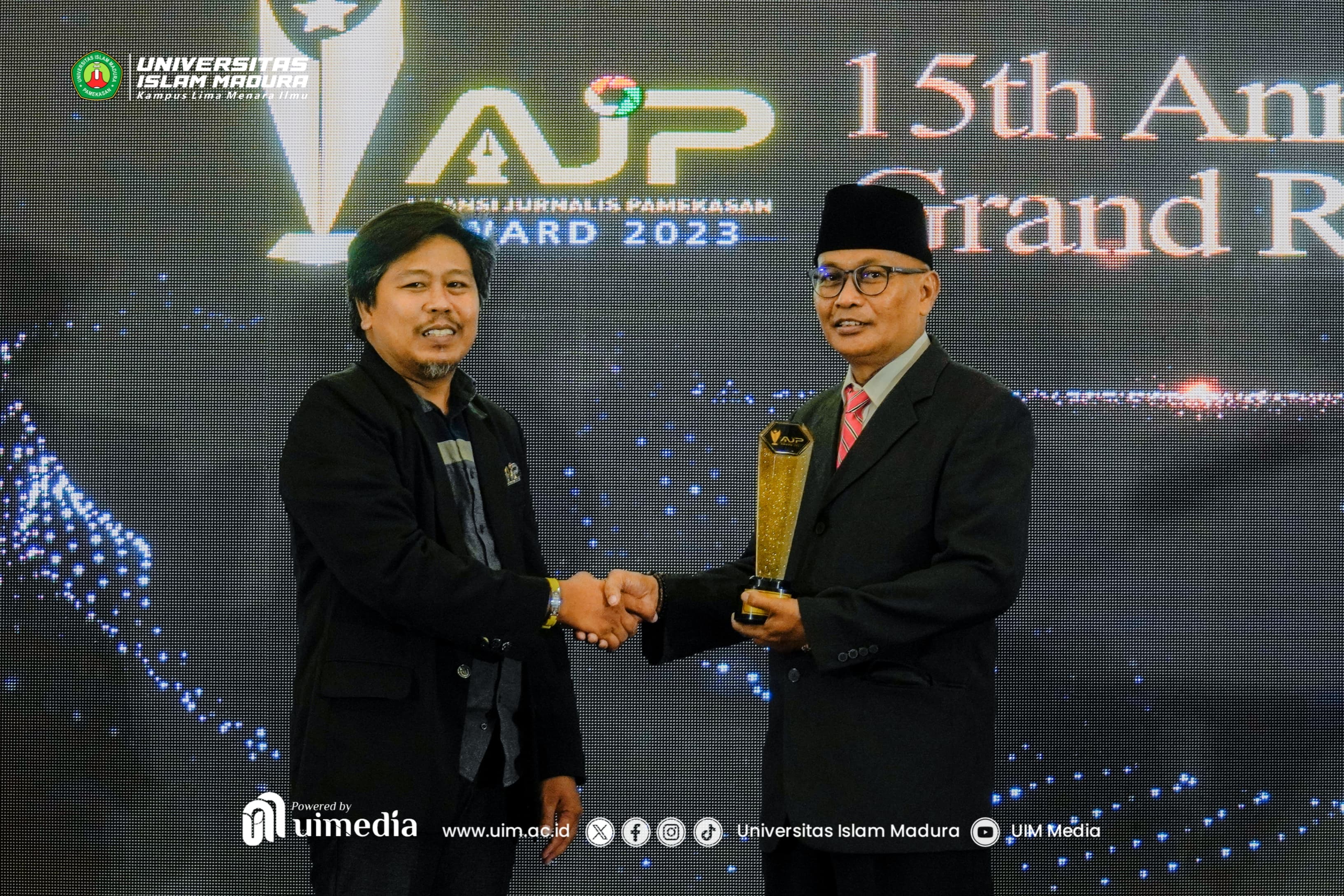 VISIONER: Rektor UIM Ahmad menerima penganugerahan AJP Award 2023 15th Anniversary and Grand Reunion 2023 sebagai kampus inovatif dan religius awal bulan lalu.