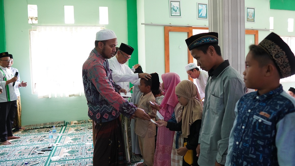 BERBAGI: Rektor UIM Ahmad memberikan santunan pada peringatan 10 Muharram 1445 H.