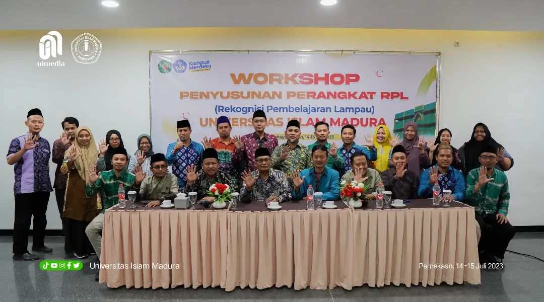 VISIONER: Rektor UIM Ahmad berfoto bersama pada pelaksanaan workshop penyusunan perangkat RPL.