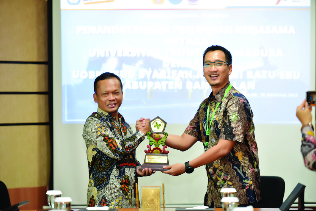 SIMBOLIS: Rektor UTM Safi&rsquo; (kiri) teken kerja sama dengan RSUD Syamrabu Bangkalan. (UTM UNTUK JPRM)