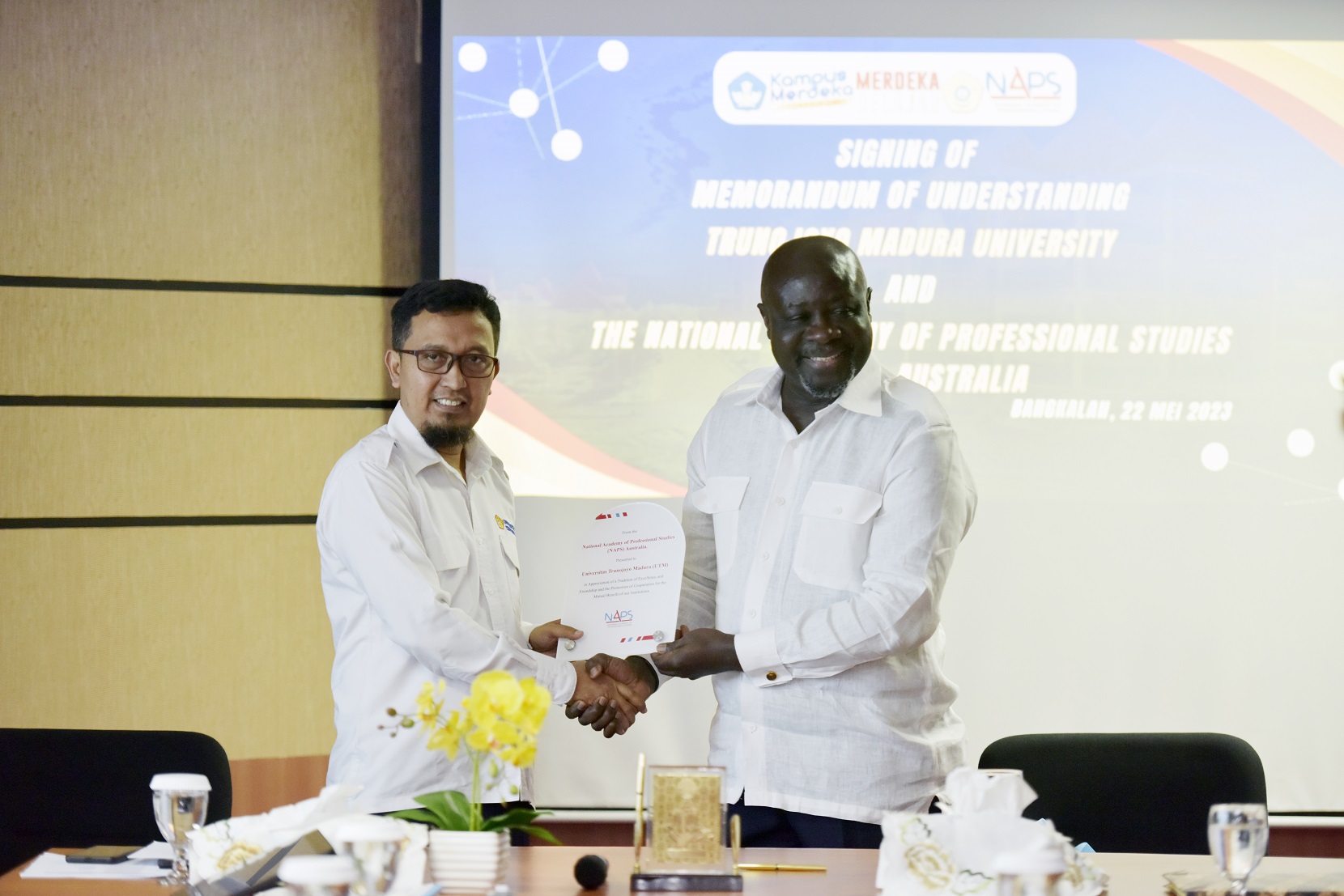 INTERNASIONALISASI: Wakil Rektor UTM Bidang Akademik Dr. Achmad Amzeri saat MoU dengan NAPS University Australia. (UTM UNTUK JPRM)