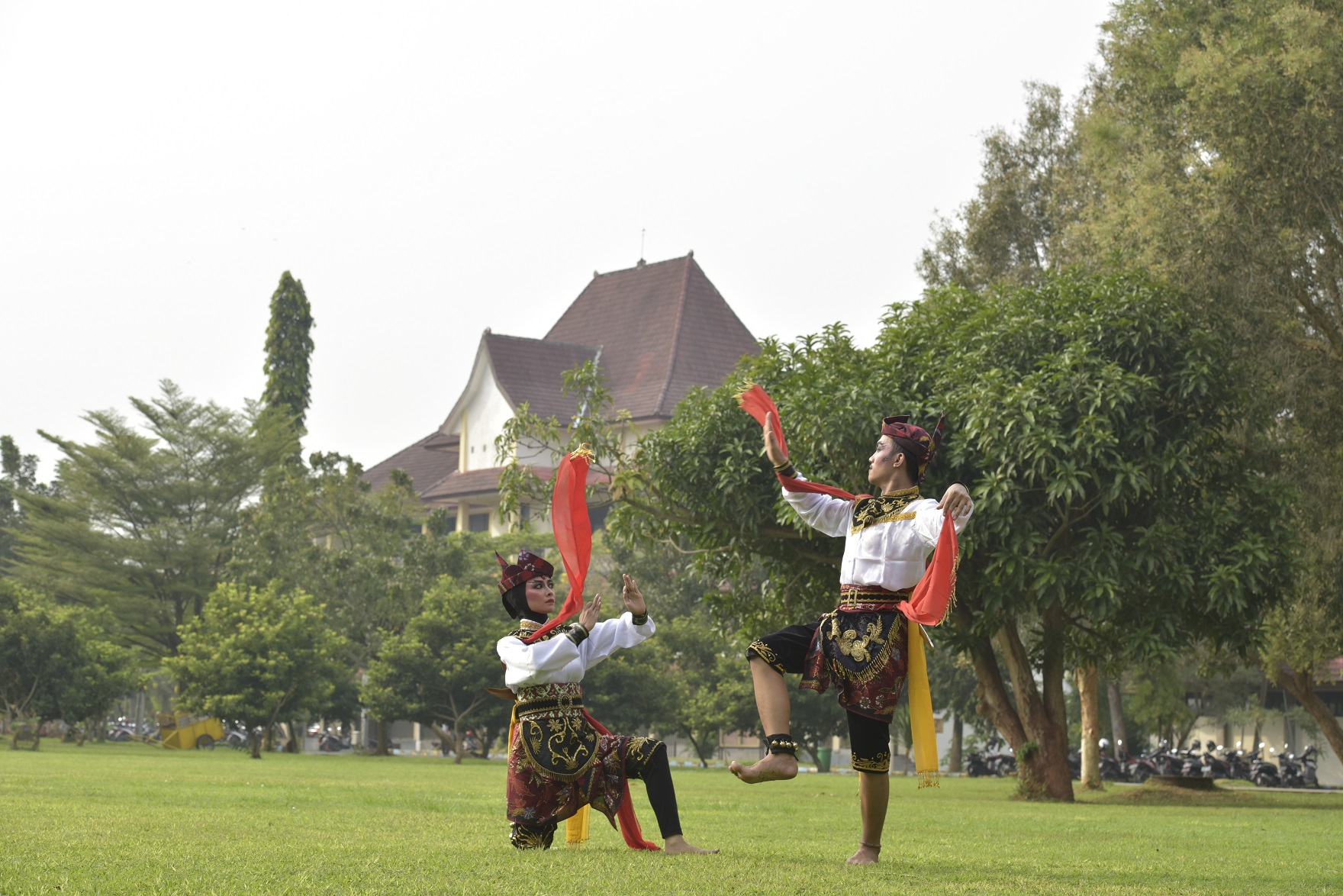 KEBUDAYAAN: Mahasiswa berlatih seni tari di taman kampus Universitas Trunojoyo Madura, (Jumat (19/5). (UTM UNTUK JPRM)