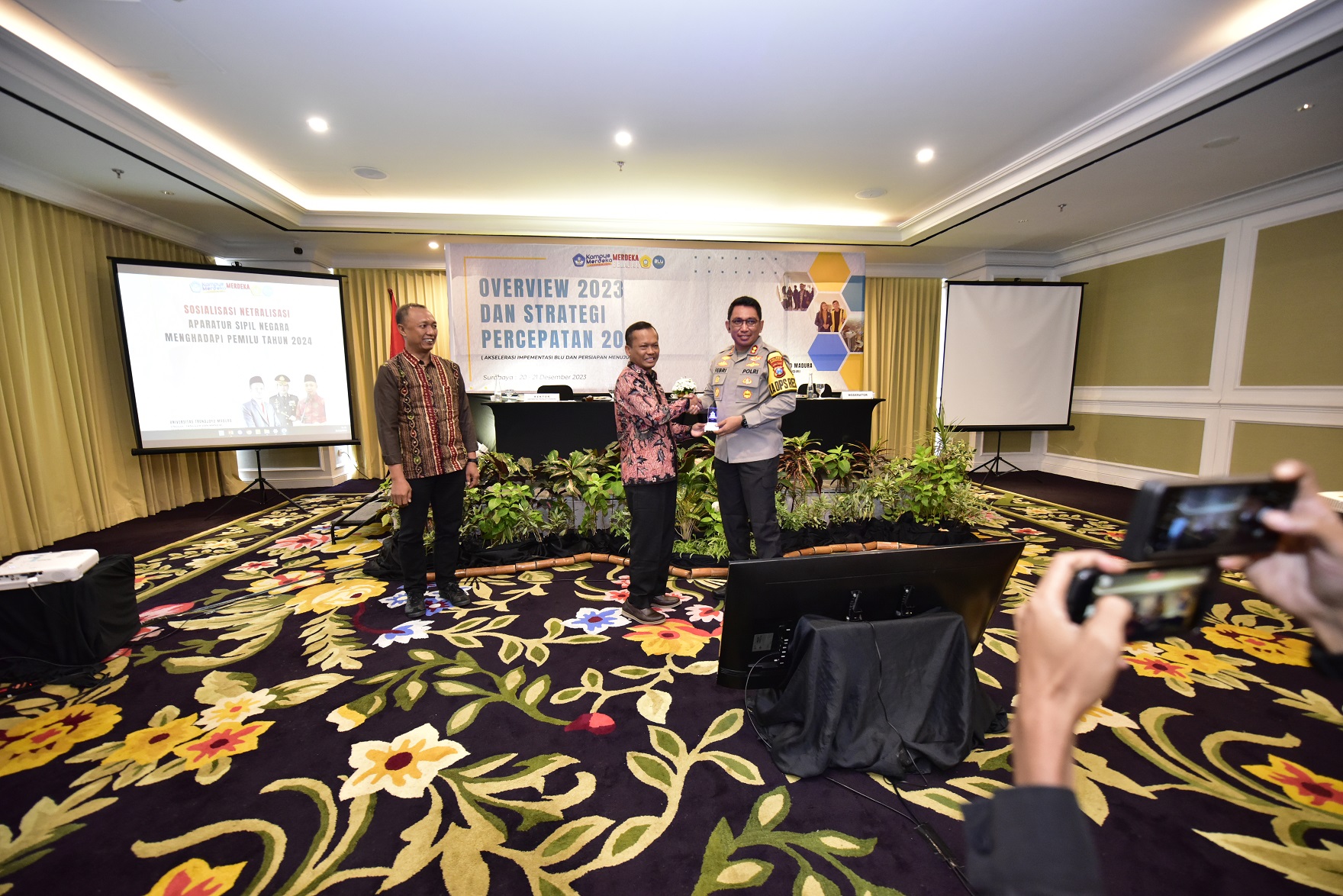 UTM UNGGUL: Rektor UTM Safi&rsquo; (kiri) memberikan cendera mata kepada Kapolres Bangkalan AKBP Febri Isman Jaya, pada kegiatan Overview dan Strategi Percepatan 2024, Kamis (21/12). (UTM UNTUK JPRM)