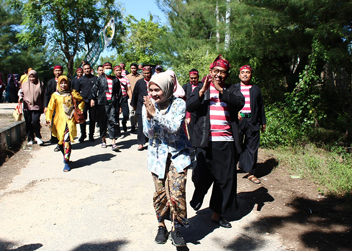 RAMAH: Bupati Sumenep Achmad Fauzi Wongsojudo dan Ketua TP PKK Nia Kurnia Fauzi saat menghadiri Festival Tan-Pangantanan di Pantai Lombang, Mei 2023 lalu.