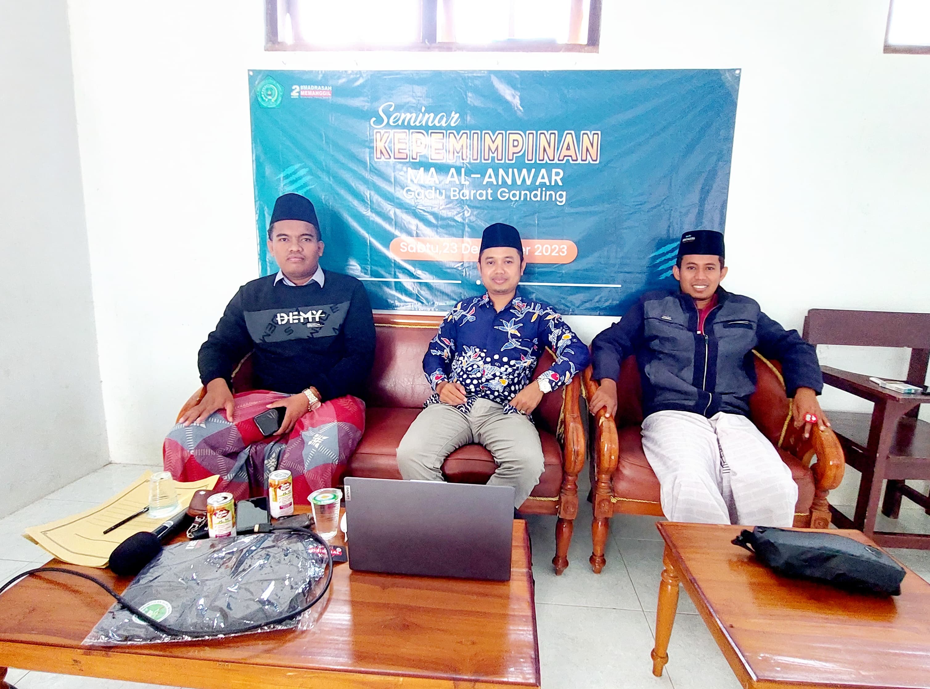 SEMANGAT : Dr. Maimun selaku Kaprodi PAI Pascasarjana IAIN Madura (tengah) pada acara seminar kewirausahaan di MA Al-Anwar, Putra, Ganding, Sumenep, Sabtu (23/12)