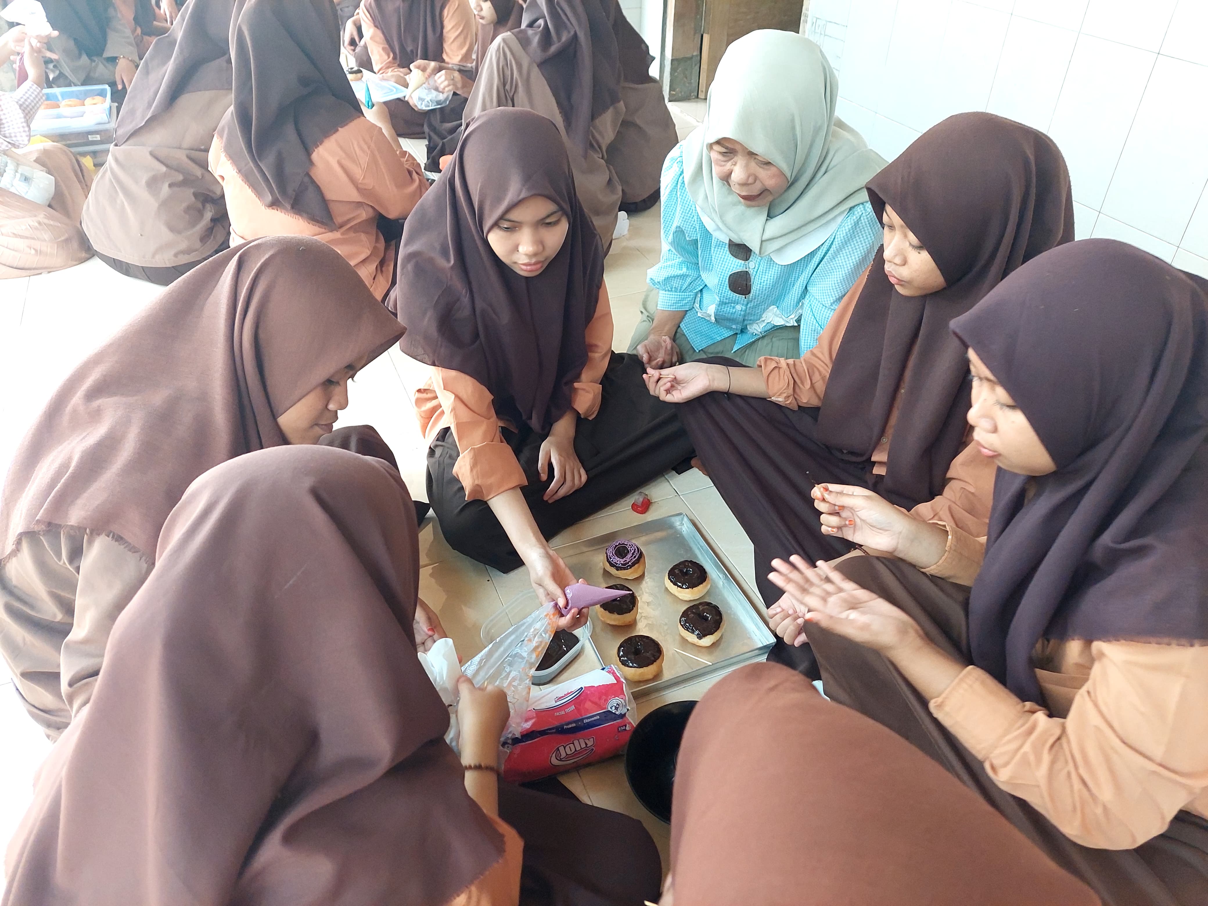 SUKSES : Santriwati MA Al-Anwar, Gadu Barat, Ganding, Sumenep sedang praktik menghias donas, Sabtu (23/12).