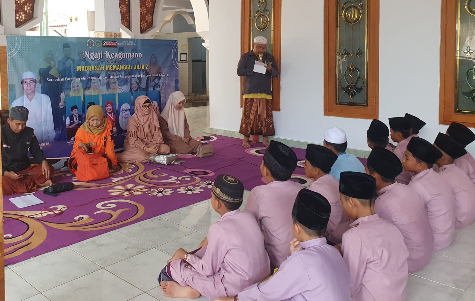 KHIDMAT : Dosen Pascasarjana IAIN Madura Waqiatul Masruroh menjadi narasumber di Sampang, Kamis (28/12).
