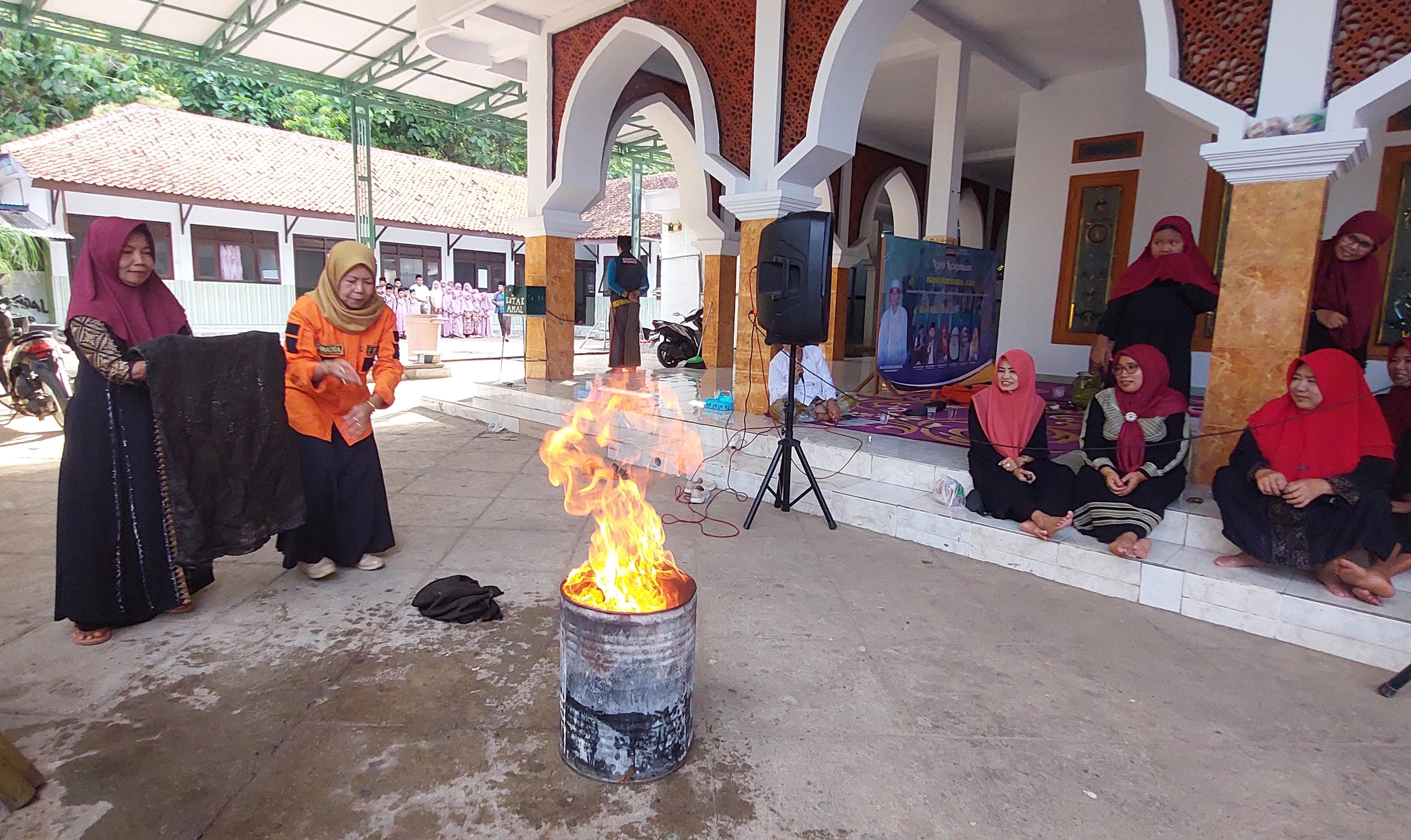 SIMULASI: Peserta sedang praktik pemadaman api di Bira Tengah, Sokobanah Sampang, Kamis (28/12).