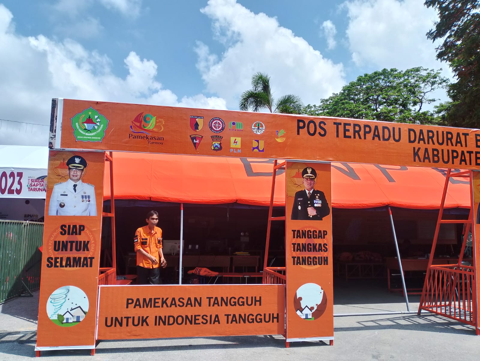 BERTUGAS: Tim Reaksi Cepat BPBD Pamekasan bertugas di posko kebencanaan di Alun-Alun Arek Lancor Selasa (2/1). (UBAIDILLAHIR RA&rsquo;IE/JPRM)