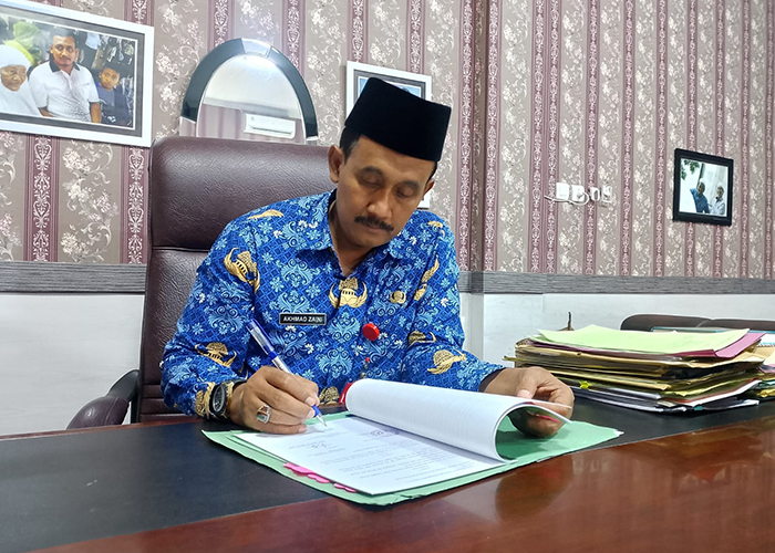 BERTUGAS: Kadispendikbud Pamekasan bertugas di kantornya, Senin (18/12/2023). (UBAIDILLAHIR RA&rsquo;IE/JPRM)