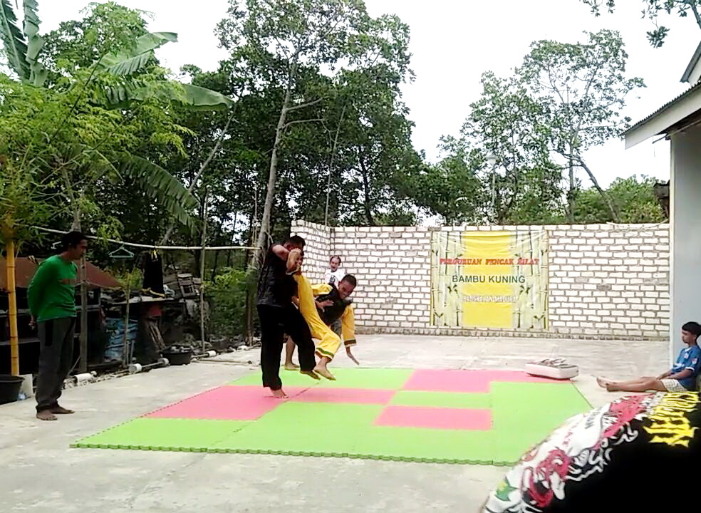 AKTIF: Ketua Perguruan Pencak Silat Bambu Kuning Arip Susanto (hijau) mengawasi atletnya yang sedang berlatih beberapa waktu lalu. (ARIP UNTUK JPRM)