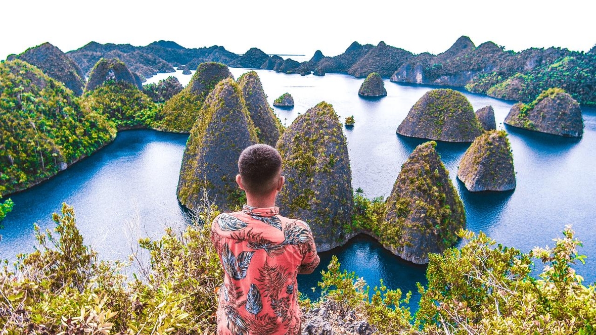 Pengunjung menikmati indahnya pulau Wayah kepulauan Raja Ampat