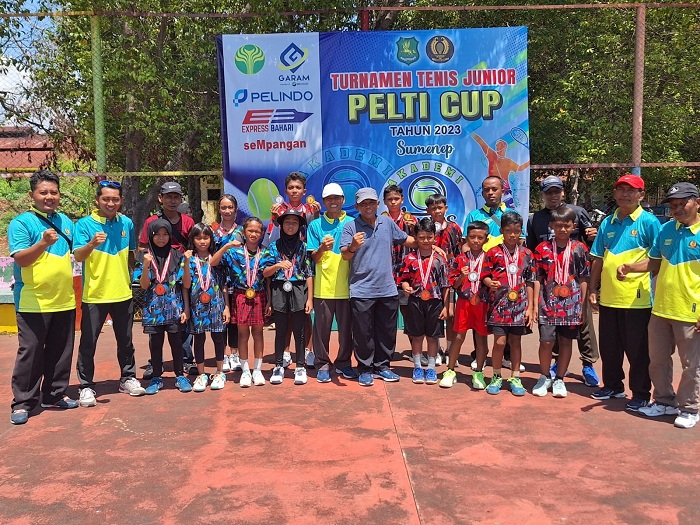 GENERASI MUDA: Atlet Pelti Sumenep berfoto bersama usai mengikuti turnamen internal cabor pada pertengahan Desember 2023. (EKO DANIEL WAHYUDI UNTUK JPRM)