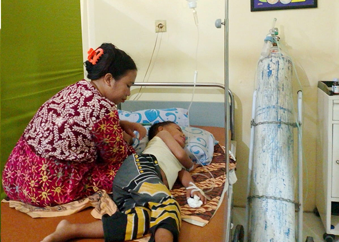 Pasien saat dirawat di Puskesmas Teja Pamekasan. (UBAIDILLAHIR RA&rsquo;IE/JPRM)