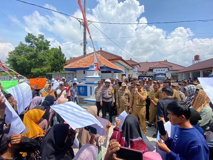 TEMUI PEDEMO: Kepala DPMD Sampang Chalilurrachman memberikan statement di hadapan massa aksi dari Desa Patarongan, Kecamatan Torjun, Selasa (2/1). (MOH. IQBAL AFGANI/JPRM)