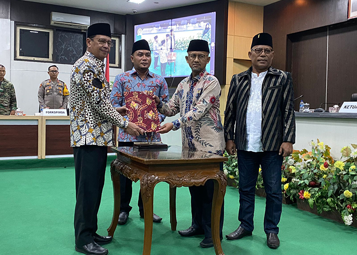 RESMI: Pj Bupati Masrukin (kiri) berjabat tangan dengan Ketua DPRD Pamekasan Halili didampingi wakilnya Khairul Umam dan Hermanto usai penandatanganan nota kesepahaman raperda APBD 2024. (MOH. JUNAIDI