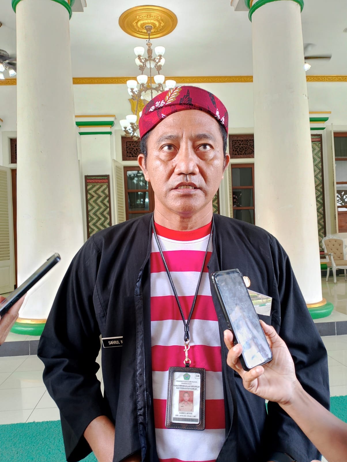 PAPARKAN: Kepala BPKPD Pamekasan Sahrul Munir setelah mengikuti upacara awal tahun di Pendopo Ronggosukowati Pamekasan, Selasa (2/1). (UBAIDILLAHIR RA&rsquo;IE/JPRM)
