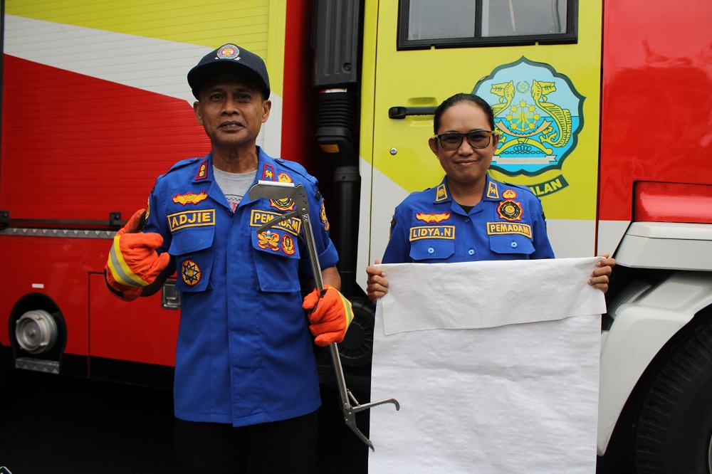 BASMI TUNTAS: Kepala Bidang Damkar Satpol PP Bangkalan Moh Multazam Adji memperlihatkan alat penangkap ular di kantornya, Rabu (3/1). (VIVIN AGUSTIN HARTONO/JPRM)