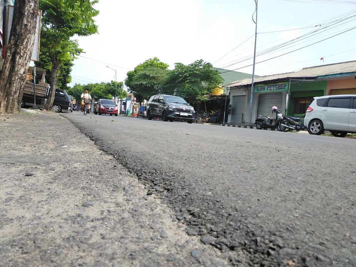 LENGANG: Warga melintas di ruas Jalan Mayjen Sungkono, Kelurahan Kraton, Kecamatan Kota Bangkalan, Selasa (2/1). (VIVIN AGUSTIN HARTONO/JPRM)
