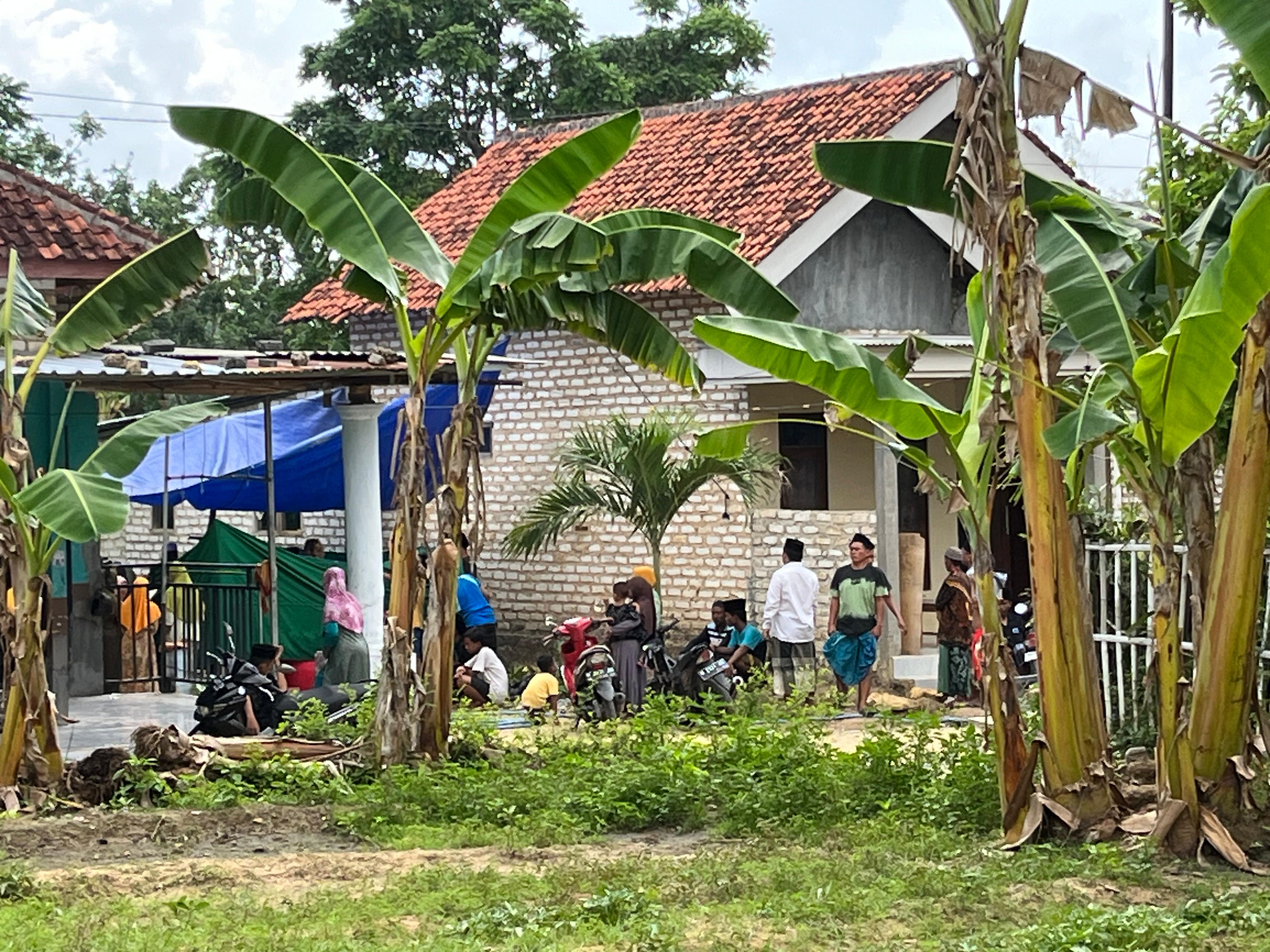 DUKA: Warga memandikan jenazah Sulaiman di Desa Sentol, Kecamatan Pademawu, Pamekasan, yang meninggal dunia karena tercebur ke dalam sumur, Selasa (2/1). (LAILIYATUN NURIYAH/JPRM)