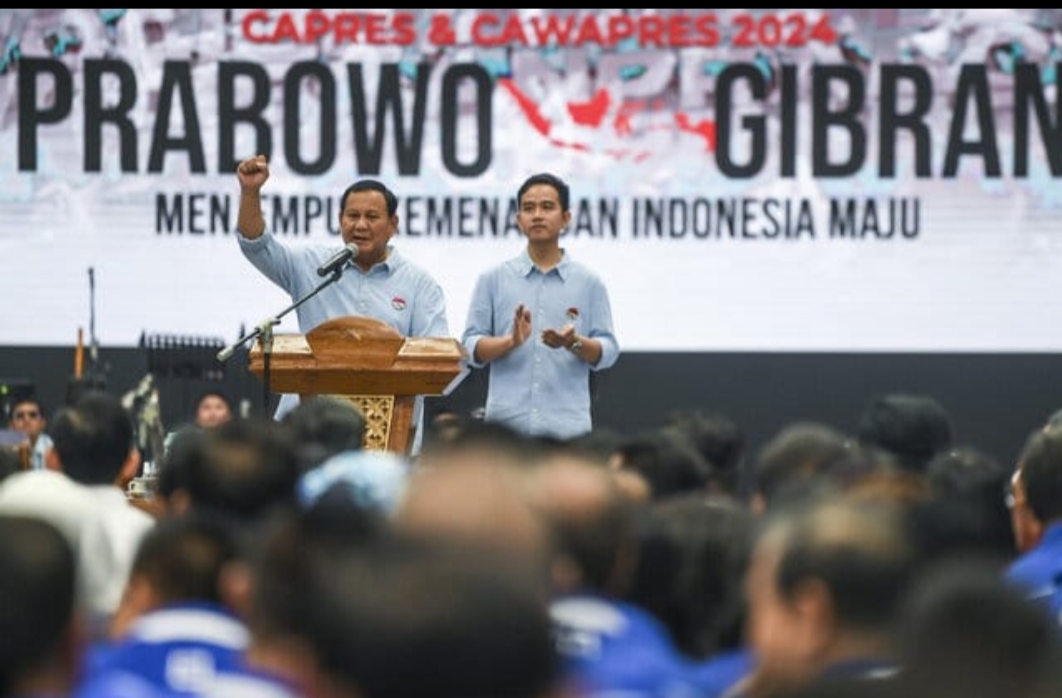 NOMOR 2: Pasangan Prabowo Subianto-Gibran Rakabuming Raka berorasi diatas panggung.