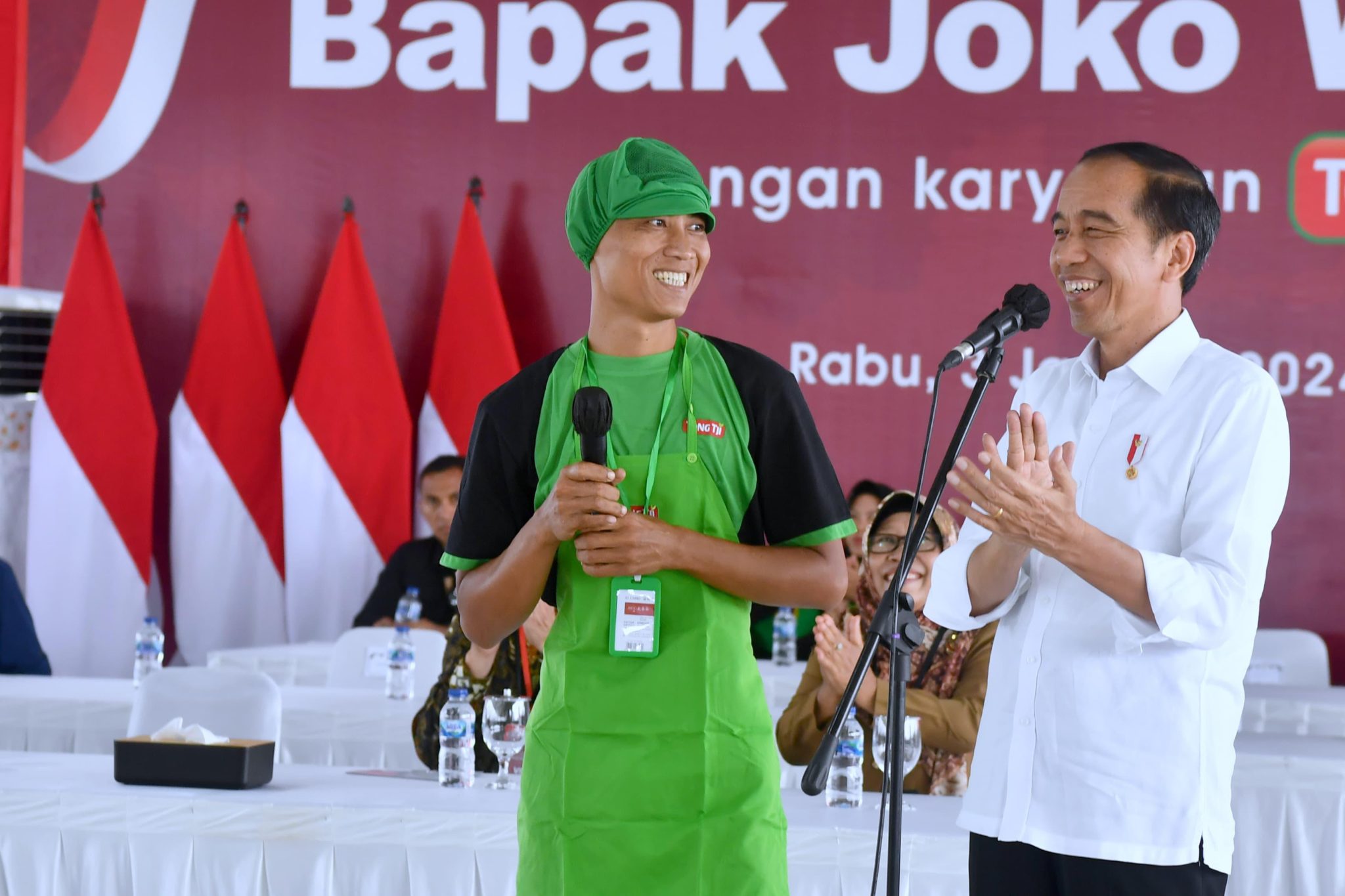Presiden Jokowi saat berbincang dengan karyawan PT Tong Tji Tea Indonesia di Kabupaten Tegal.