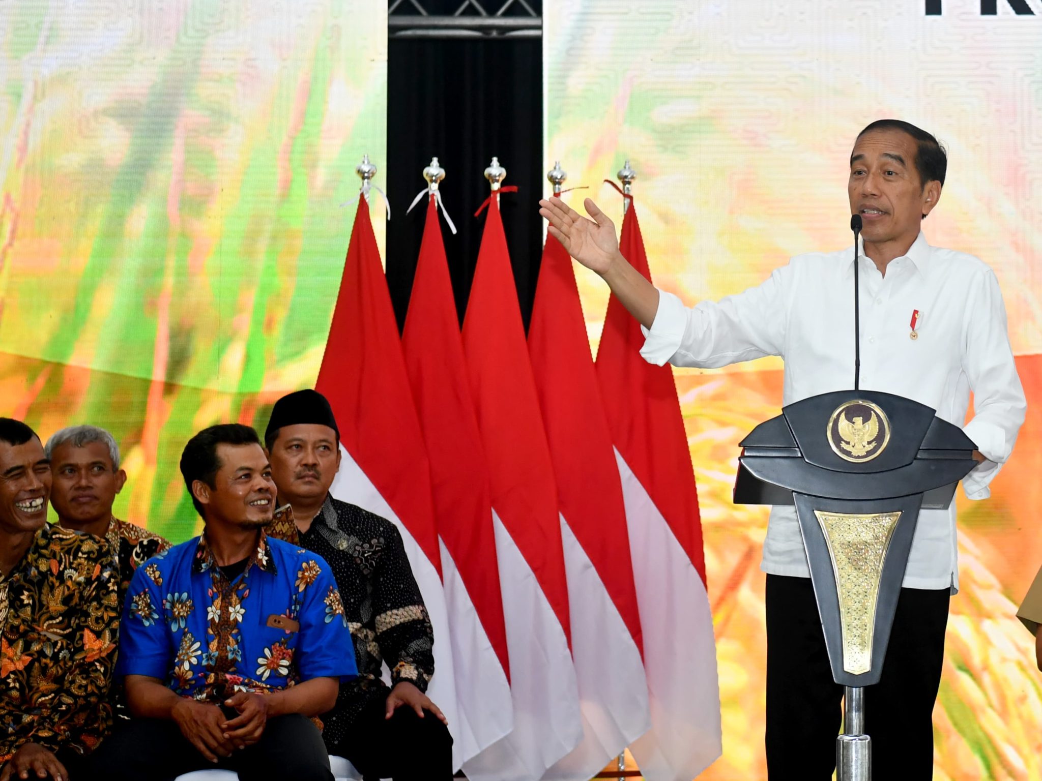 Presiden Jokowi saat menghadiri acara pembinaan petani se-Provinsi Jawa Tengah di GOR Satria Kota Purwokerto, Kabupaten Banyumas.
