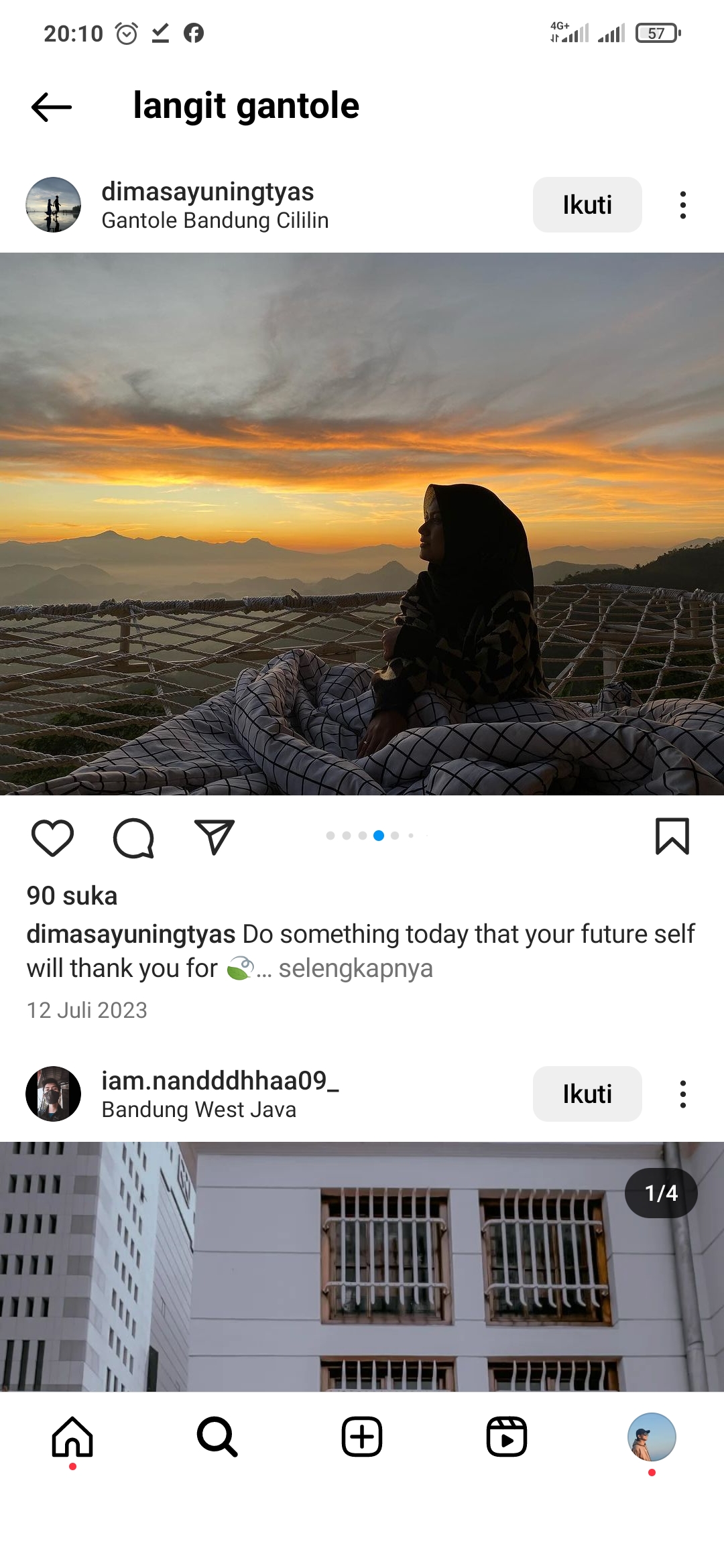 Pengunjung menikmati senja di Penginapan Langit Gantole Cililin