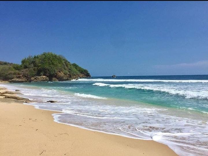 Pantai Gondo Mayit, tempat wisata murah meriah dengan pemandangan memukau (@blitarasyik&nbsp;untuk RadarMadura.id)
