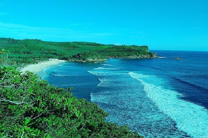 Pantai Gondo Mayit, sebuah objek wisata yang menyimpan banyak cerita mistis (@thisisindonesia untuk RadarMadura.id)