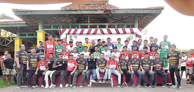 SOLID: Jajaran manajer, tim pelatih, ofisial, dan pemain foto saling merangkul setelah meresmikan tim Perssu Madura City pada kompetisi Liga 3 Jatim 2023, Minggu (3/12/2023). (PERSSU MC UNTUK JPRM)