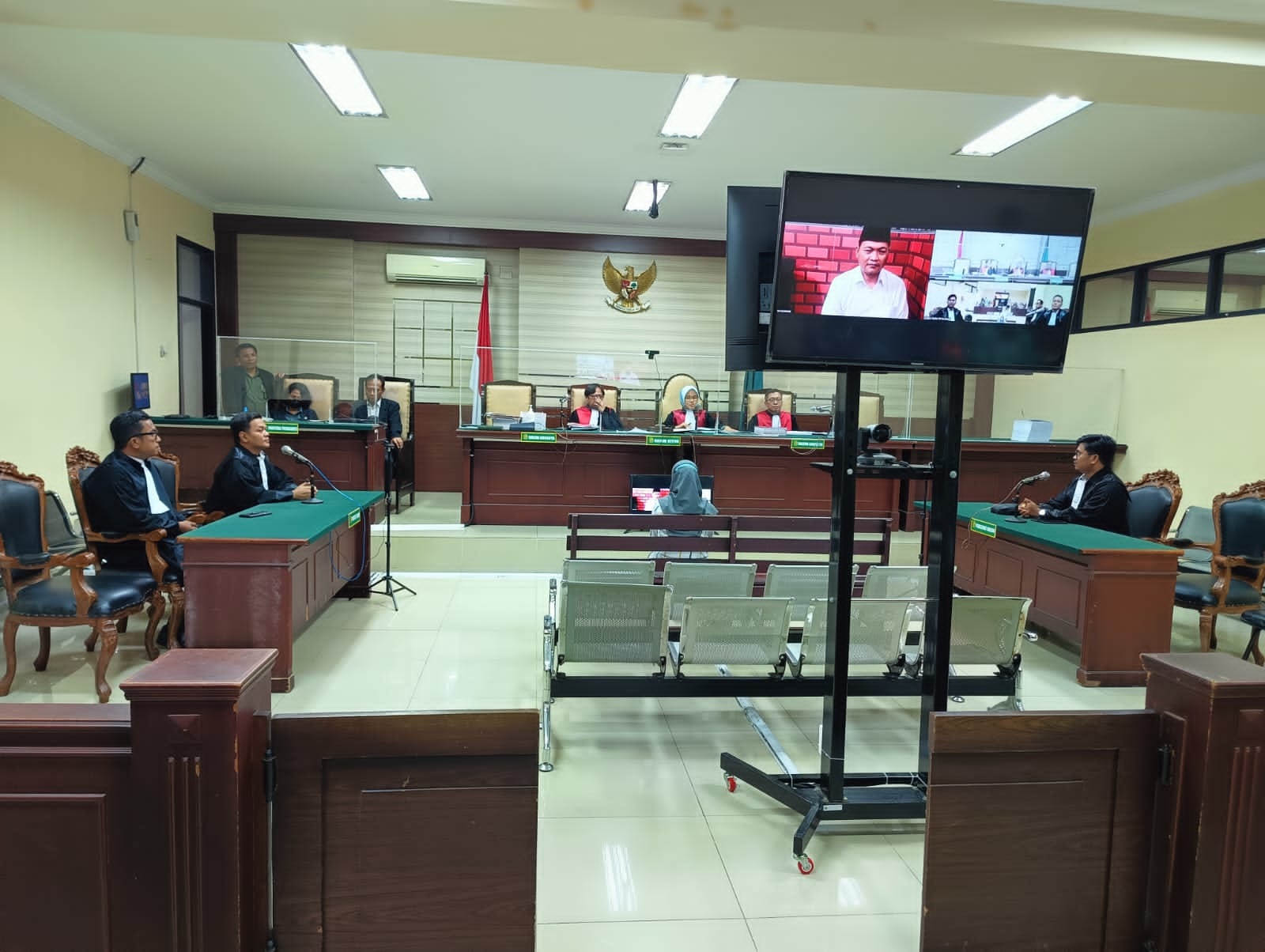 DITUNDA: Terdakwa Nunung Alia Partika hadir dalam sidang dengan agenda pemeriksaan saksi ahli di PN Surabaya, Selasa (2/1). (TAJUL UNTUK JPRM)